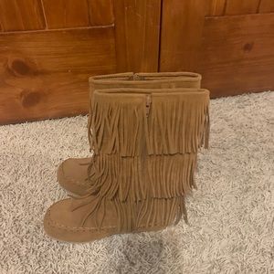 Gently used girls fringe boots